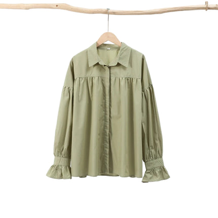 Plissert bluse i grønn med ballongermer – løs passform, knappelukking & klassisk krage (vår/sommer)
