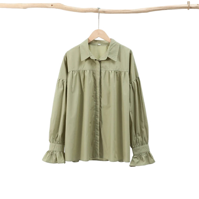 Plissert bluse i grønn med ballongermer – løs passform, knappelukking & klassisk krage (vår/sommer)