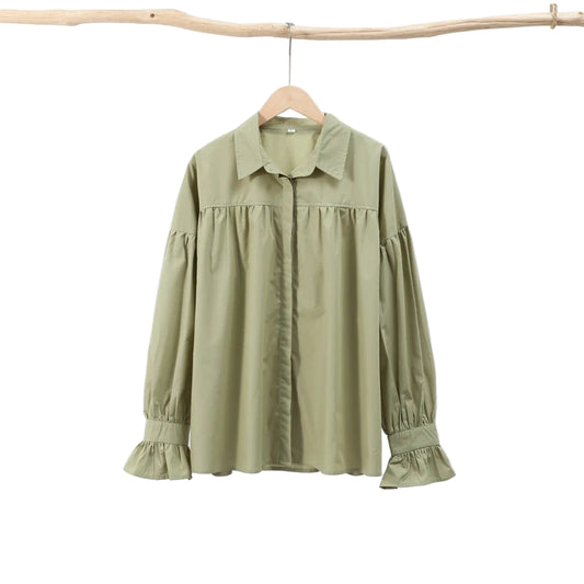 Plissert bluse i grønn med ballongermer – løs passform, knappelukking & klassisk krage (vår/sommer)