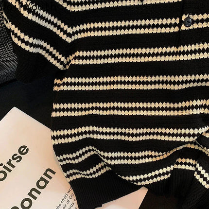 Stripet, kort strikket t-skjorte – sommerfrisk crop med koreansk inspirasjon