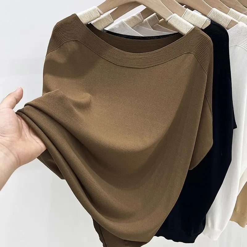 Dame T-skjorte i Ice Silk – Lett og Løs Strikket Sommertopp med Rund Hals