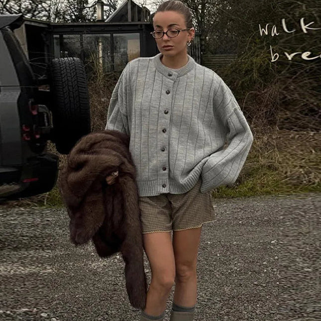 Klassisk strikkecardigan – rund hals, hel erme, løs passform (dame)