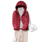 Vinrød med hette / S