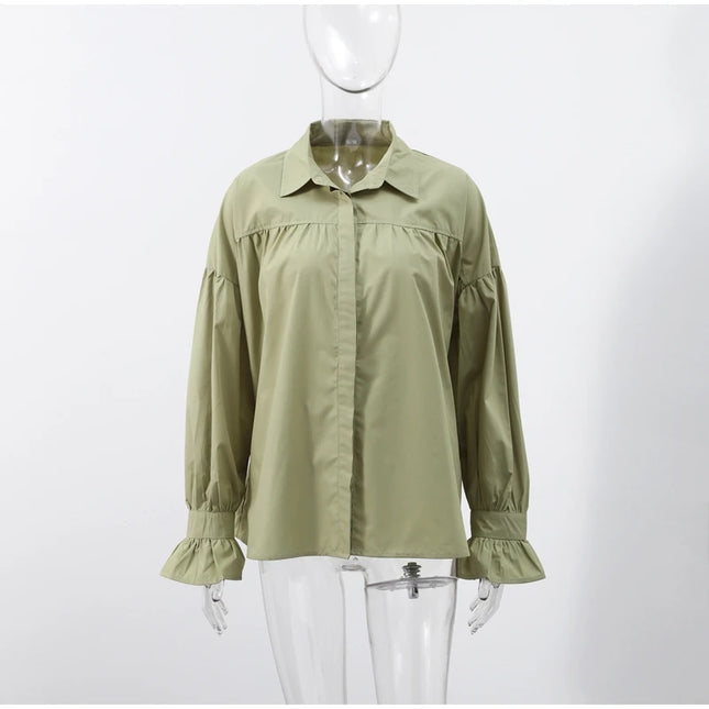 Plissert bluse i grønn med ballongermer – løs passform, knappelukking & klassisk krage (vår/sommer)