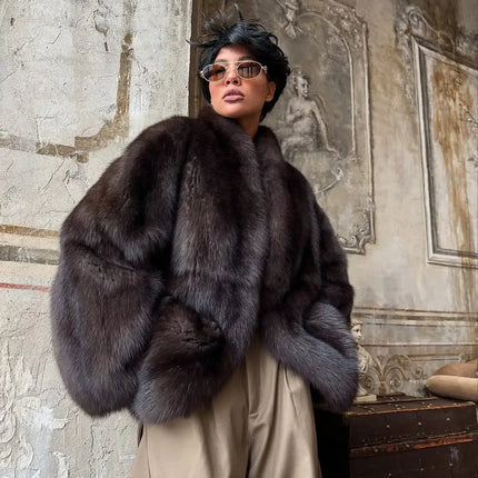 Brun Fuskepels Kåpe for Dame – Elegant Mellomlang Jakke med Skjulte Knapper | Klassisk & Sofistikert Stil 2025