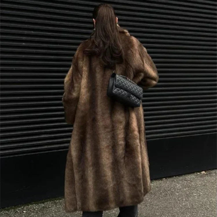 Elegant Lang Fuskepelsjakke for Kvinner – Flerfarget Kåpe med Krage | Luksuriøs og Myk Overgangsjakke til Vinteren