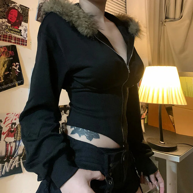 Gothic Vinterjakke med Fuskepels & Hette – Figursydd Streetwear Kåpe for Damer | Mørk & Elegant Stil