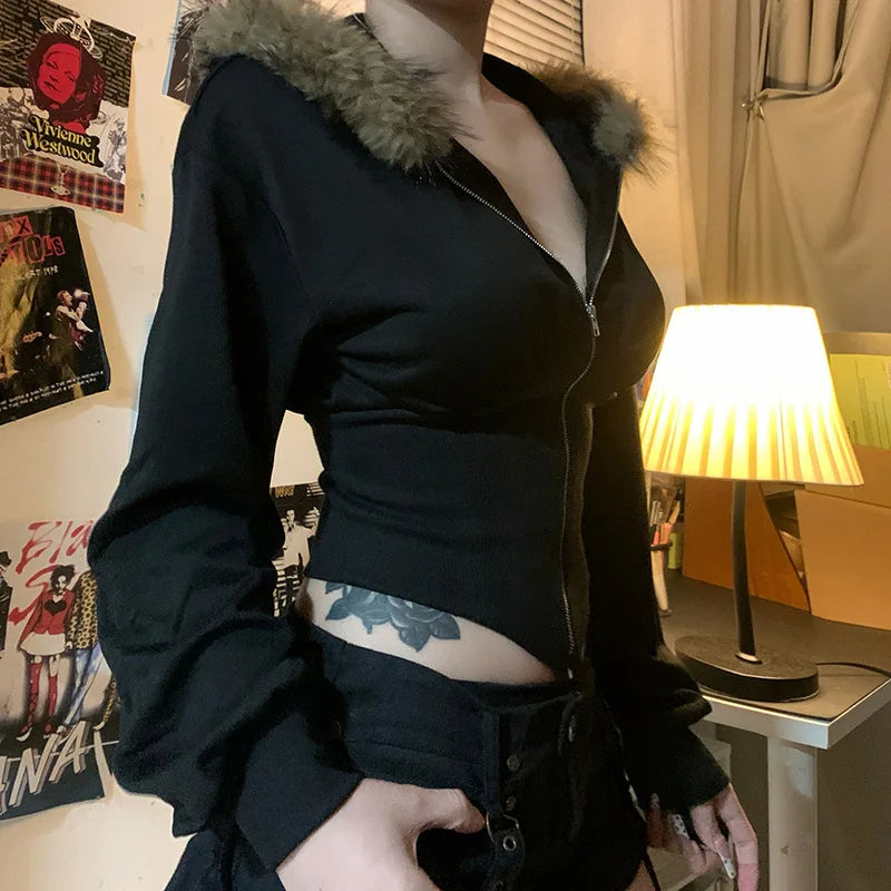 Gothic Vinterjakke med Fuskepels & Hette – Figursydd Streetwear Kåpe for Damer | Mørk & Elegant Stil