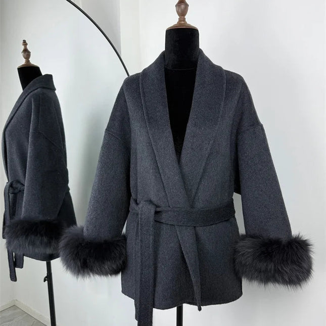 Elegant Ullkåpe med Revpelskrage for Kvinner – Kort, Dobbelsidig Kåpe i Ull | Luksuriøs Jakke til Høst og Vinter
