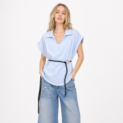 Stripet Polo Topp til Dame – V-hals & Belte i Fransk Minimalistisk Stil